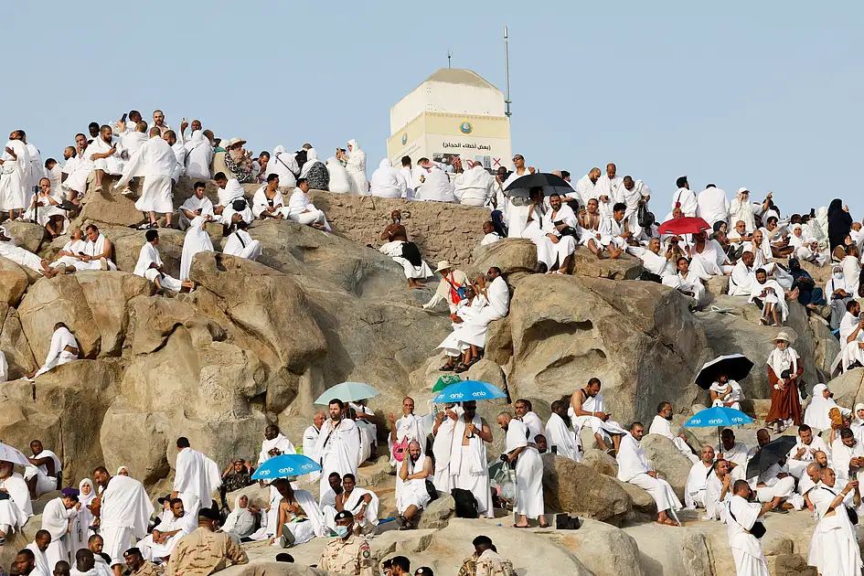 Look: Pilgrims pray on Mount Arafat in soaring temperatures as Hajj ...