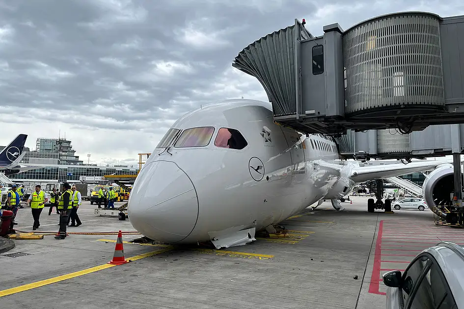 Video: Several injured after Boeing 787 nose gear collapses at Frankfurt ...