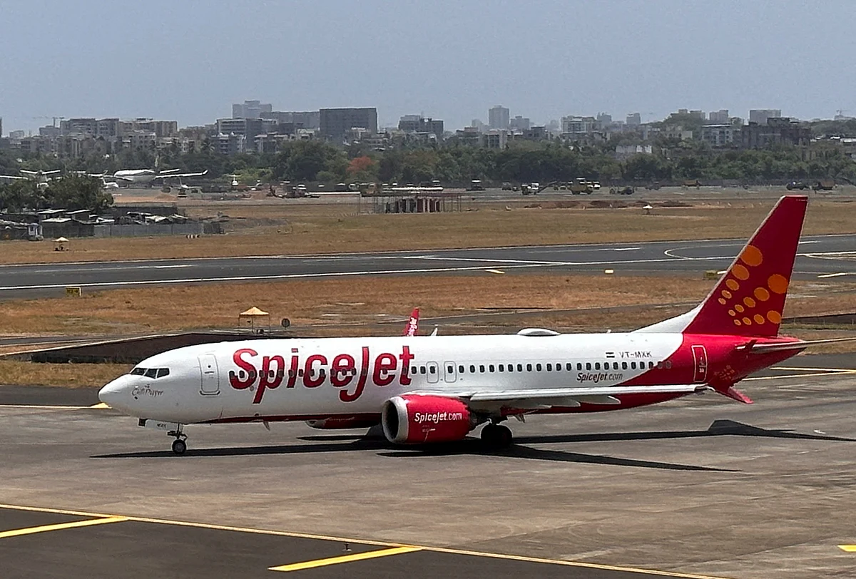 India's SpiceJet delays pilot pay as it seeks state-backed l