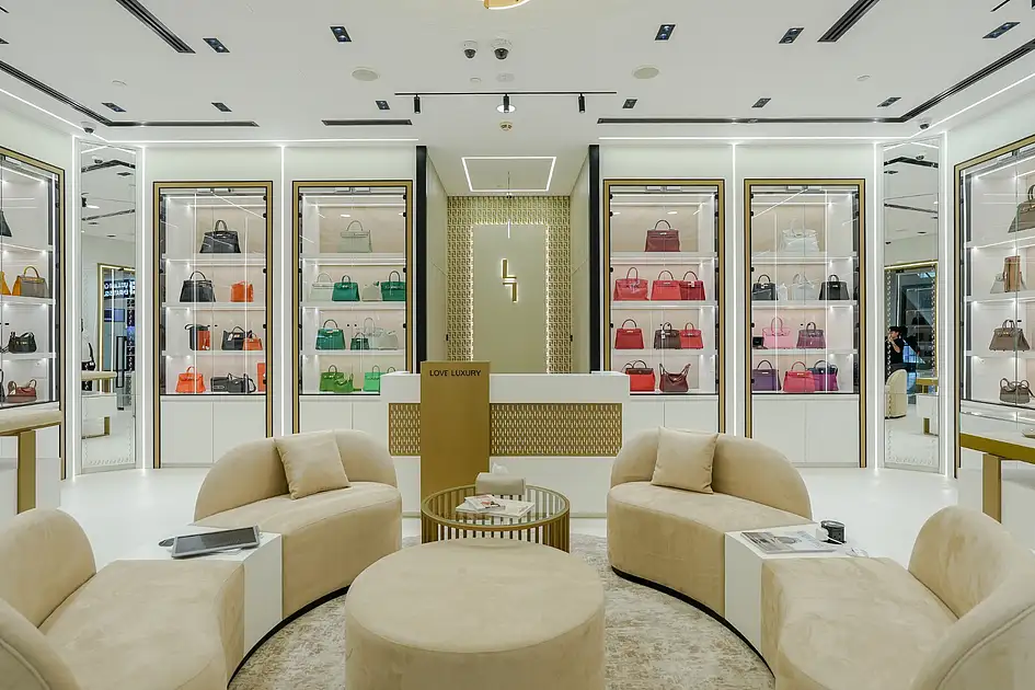 Dubai-Frau tauscht Ehering gegen Hermes-Taschen, während Investoren sichere Luxusgüter suchen. Dubai-Frau tauscht Ehering gegen Hermes-Taschen, während Investoren sichere Luxusgüter suchen.