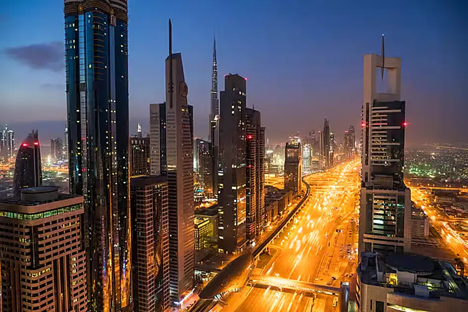 Dubai verkürzt die Reisezeit auf der Sheikh Zayed Road um 51% mit dem neuen First Al Khail Street Korridor. Dubai verkürzt die Reisezeit auf der Sheikh Zayed Road um 51% mit dem neuen First Al Khail Street Korridor.