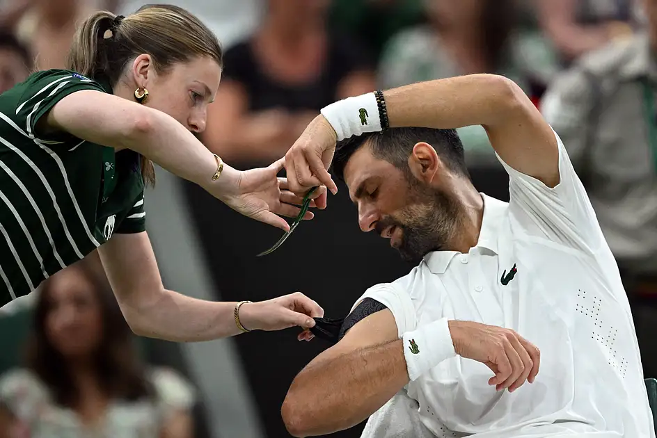 Djokovic erschreckt Ballmädchen und wirft dann ein Auge auf McIlroys ...