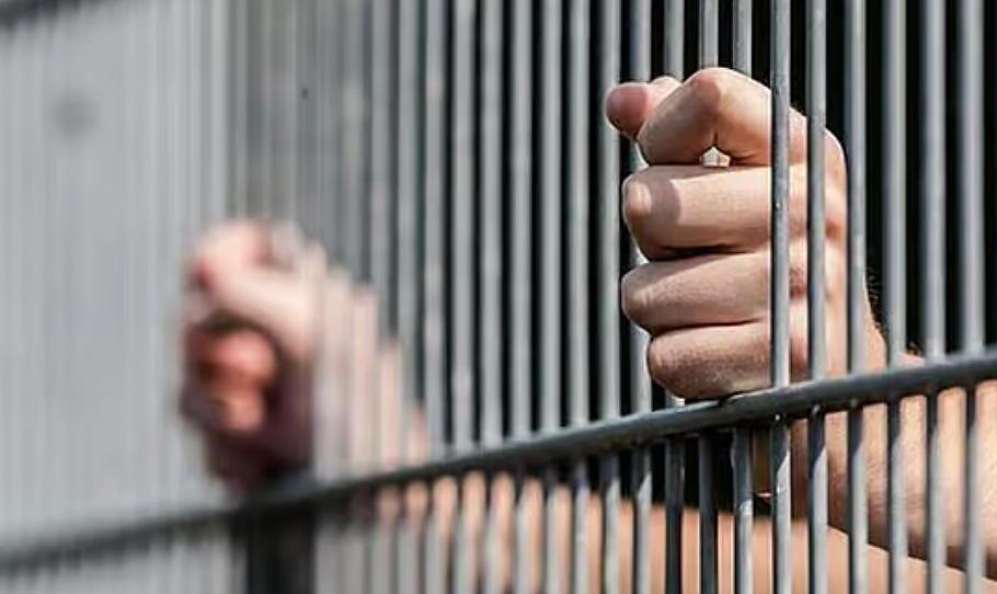 khaleejtimes.com - Afkar Ali Ahmed - Woman in Dubai jailed, fined for making digital payments with another person's bank card