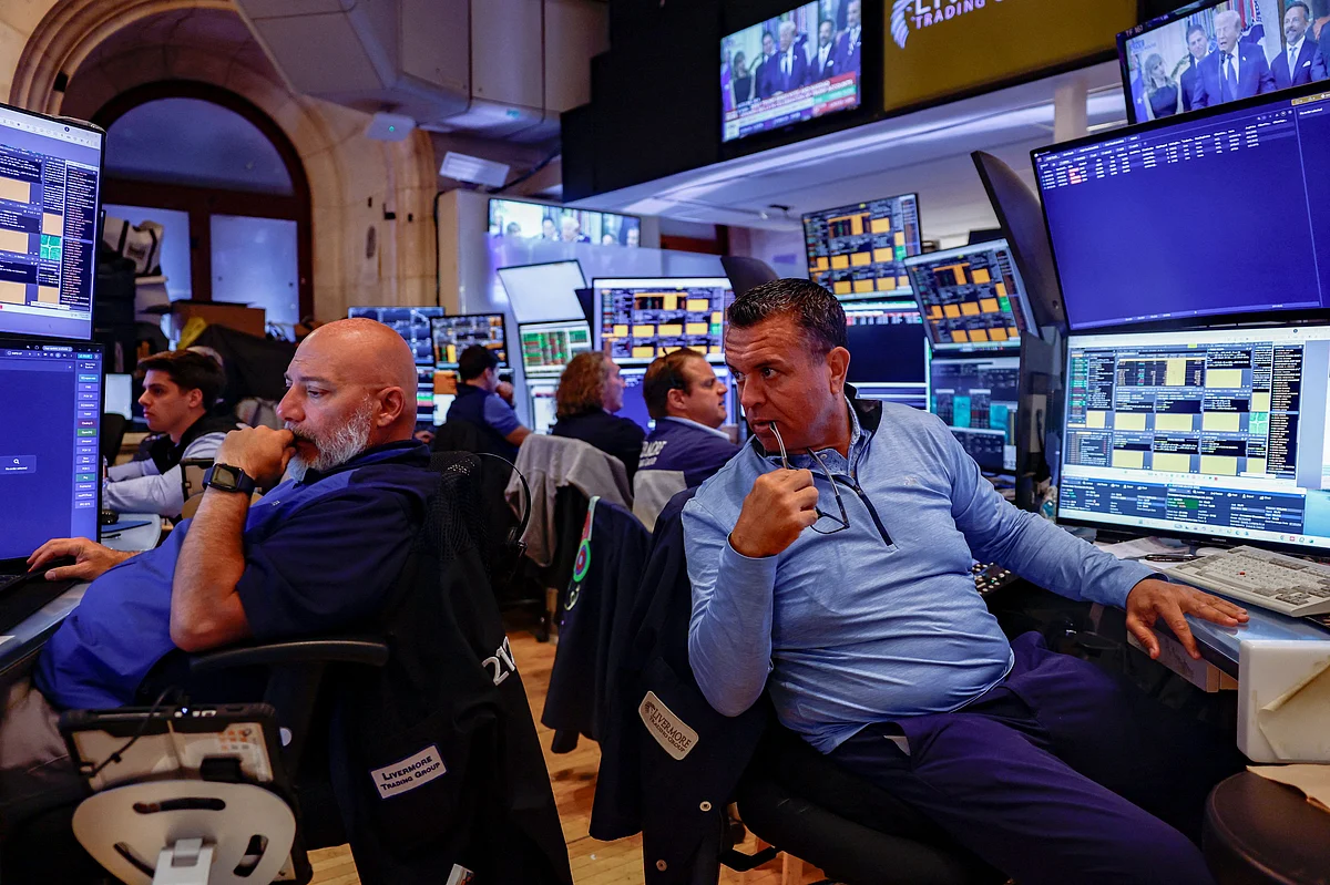 US STOCKS: S&P 500 down, Nasdaq slides as AI chip worries persist