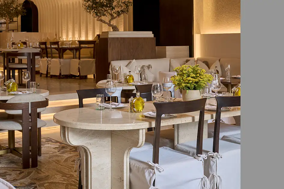 Avli by Tashas startet gemeinsame Tischabende in Dubai, um Fremde durch griechisches Essen miteinander zu verbinden. Avli by Tashas startet gemeinsame Tischabende in Dubai, um Fremde durch griechisches Essen miteinander zu verbinden.