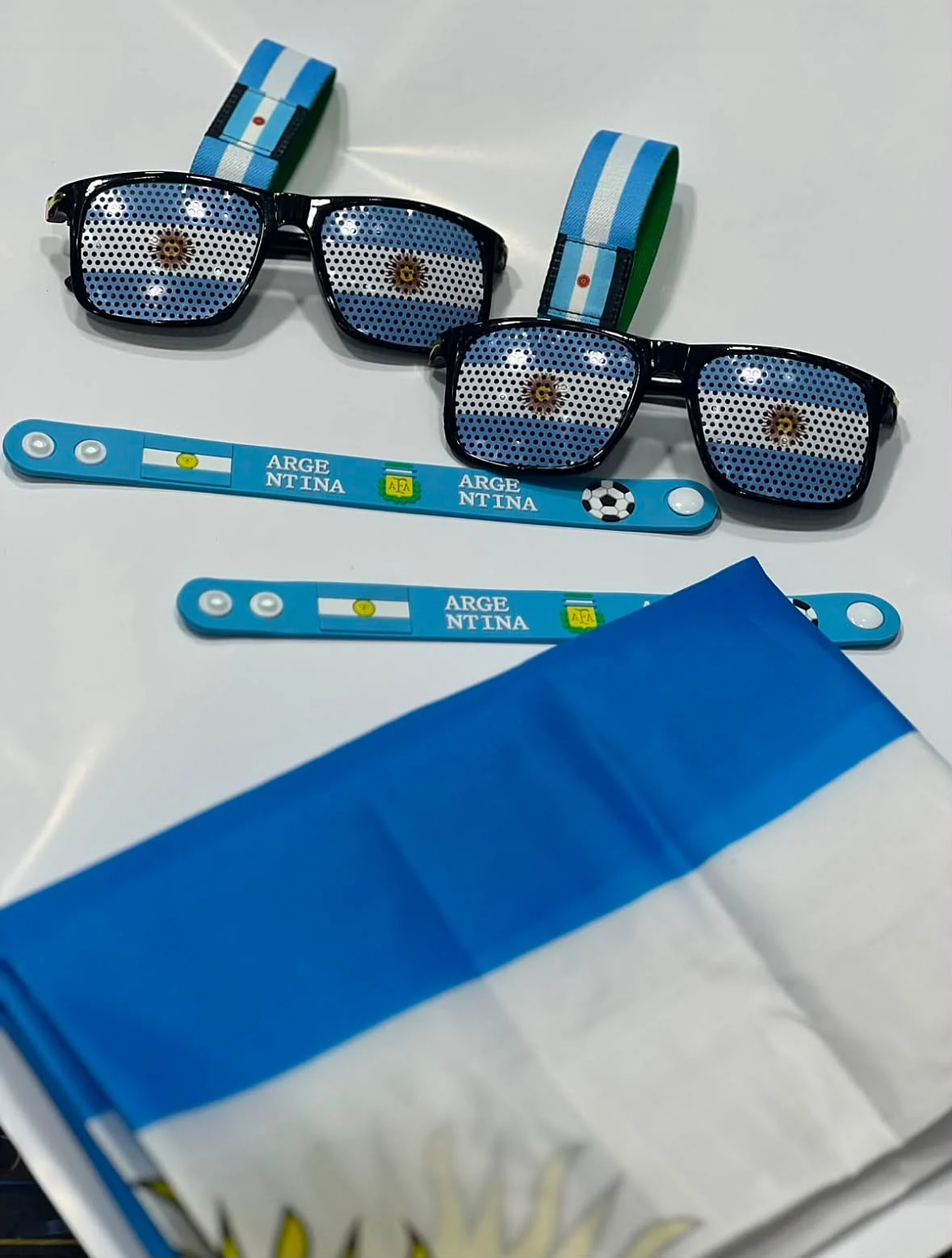 khaleejtimes.com - SM Ayaz Zakir - UAE retailers stock up on Argentina, Spain merch ahead of Fifa World Cup title clash