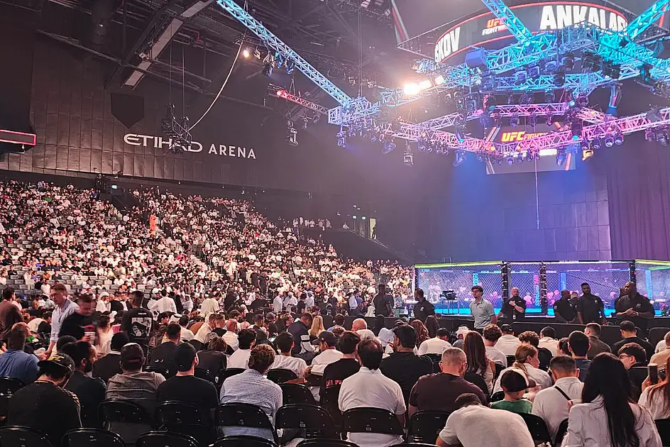 Packed arena, fans from around the world: UFC delivers another big night ...