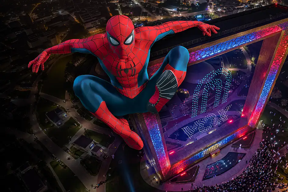 Spider-Man erklimmt am Wochenende den Dubai Frame bei einem kostenlosen Live-Stunt Spider-Man erklimmt am Wochenende den Dubai Frame bei einem kostenlosen Live-Stunt