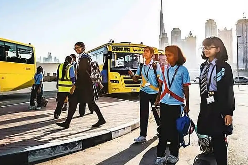 Dubaiser Eltern wenden sich an private Limousinenservices für den Schulweg ihrer Kinder. Dubaiser Eltern wenden sich an private Limousinenservices für den Schulweg ihrer Kinder.