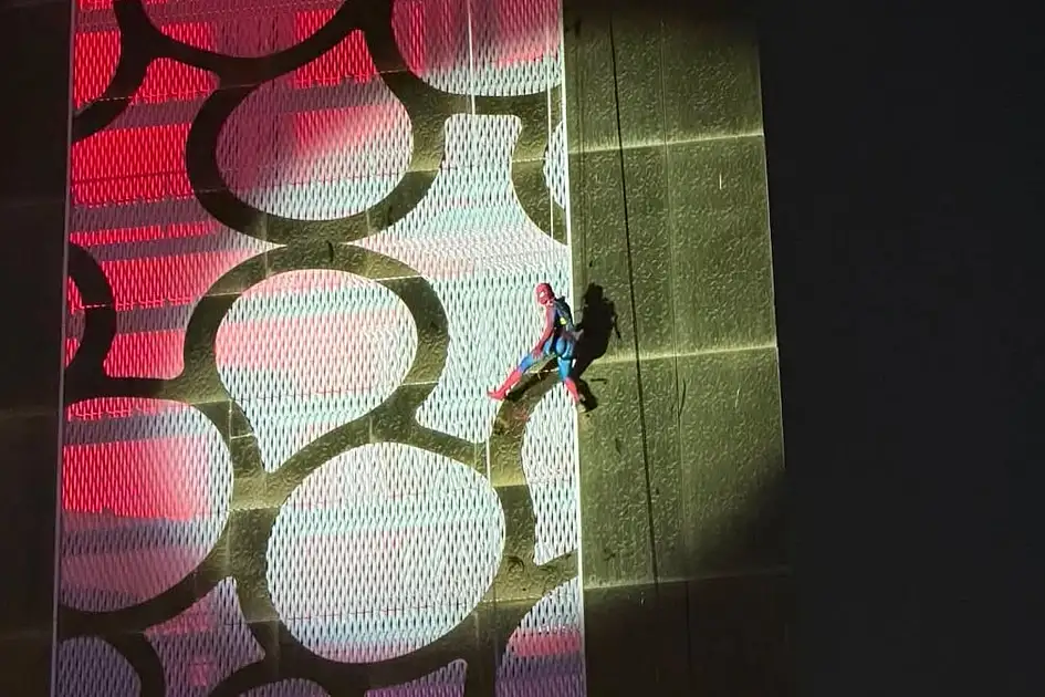 Sehen Sie zu: Spider-Man erklimmt den Dubai Frame vor Hunderten von Fans Sehen Sie zu: Spider-Man erklimmt den Dubai Frame vor Hunderten von Fans