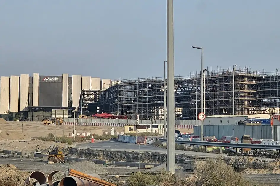 Wie Etihad Rail und die Dubai Metro das Reisen zwischen den Emiraten verändern könnten, sobald die Netzwerke verbunden sind. Wie Etihad Rail und die Dubai Metro das Reisen zwischen den Emiraten verändern könnten, sobald die Netzwerke verbunden sind.