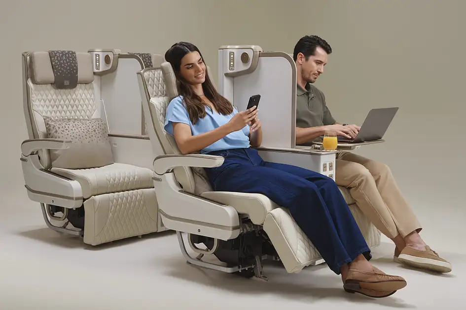 Emirates führt den weltweit ersten elektrischen Premium Economy-Sitz mit Sichtschutz ein. Emirates führt den weltweit ersten elektrischen Premium Economy-Sitz mit Sichtschutz ein.