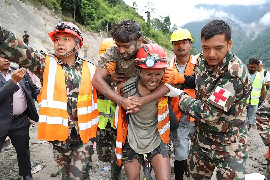 Überschwemmungen in Nepal: Zwei eingeschlossene Tunnelarbeiter nach über ...