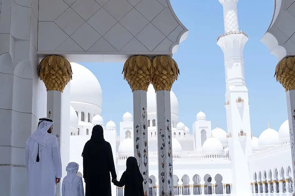 Die Scheich-Zayid-Moschee in Abu Dhabi führt Eintrittsgebühren für ...