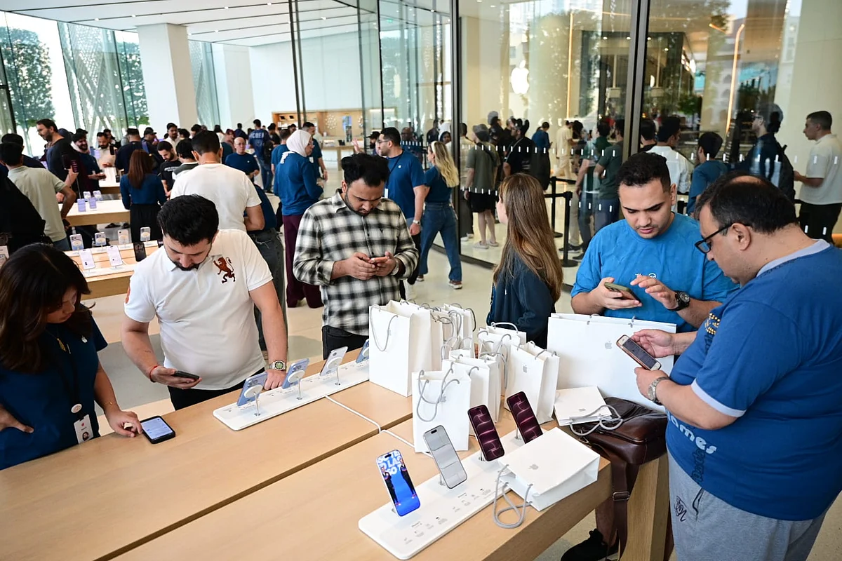 iPhone 18 Pro launch in UAE: Buyers queue for hours as some spend Dh550 ...