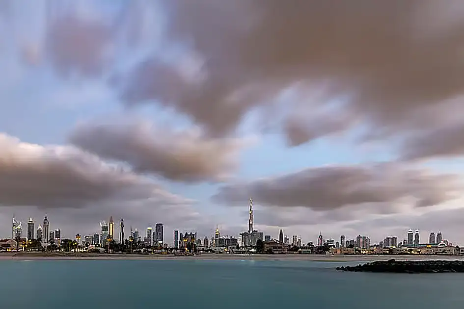 UAE Issues Red and Yellow Fog Alerts as Autumn Begins