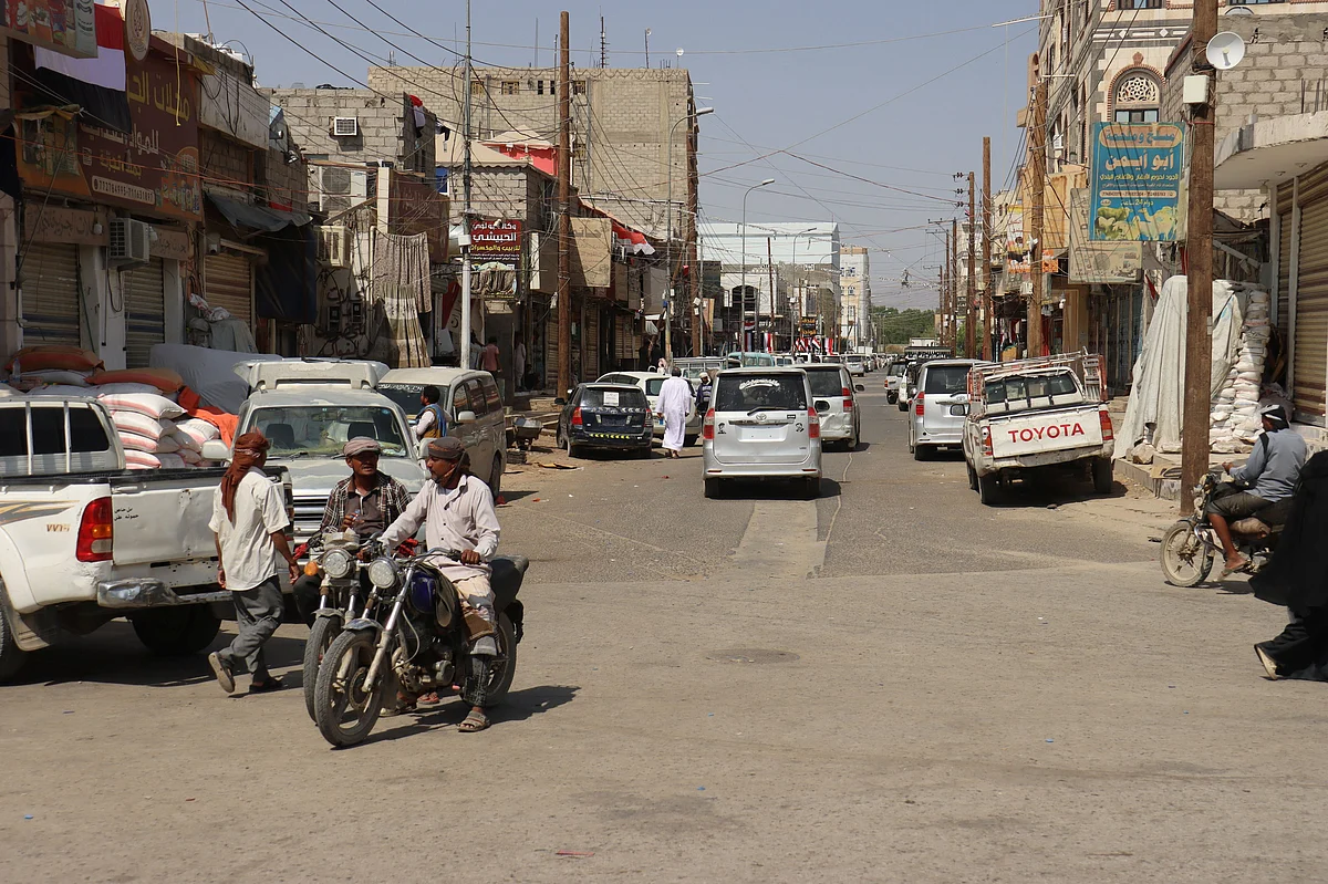 Yemen presidential council head announces military ops to retake territory from Houthis