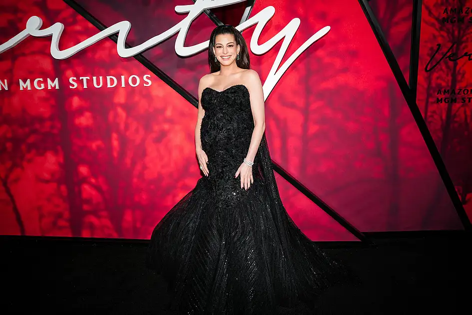 Anne Hathaway erklärt ihren viralen Auftritt auf dem roten Teppich bei der ...