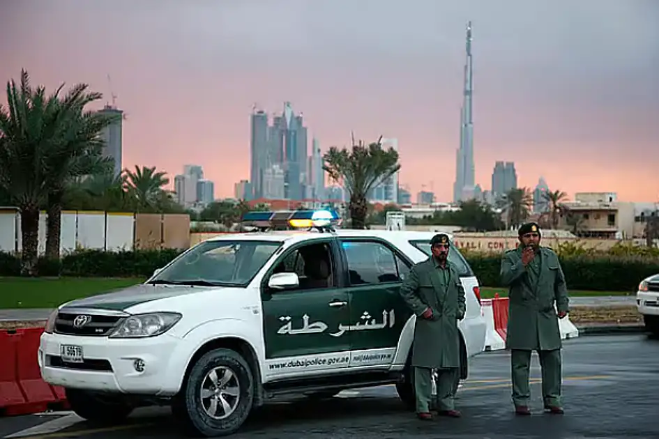 Wie die Polizei in Dubai zwei irakische Offiziere im Umgang mit Technologie schulte, anstatt sie nur besitzen zu lassen. Wie die Polizei in Dubai zwei irakische Offiziere im Umgang mit Technologie schulte, anstatt sie nur besitzen zu lassen.