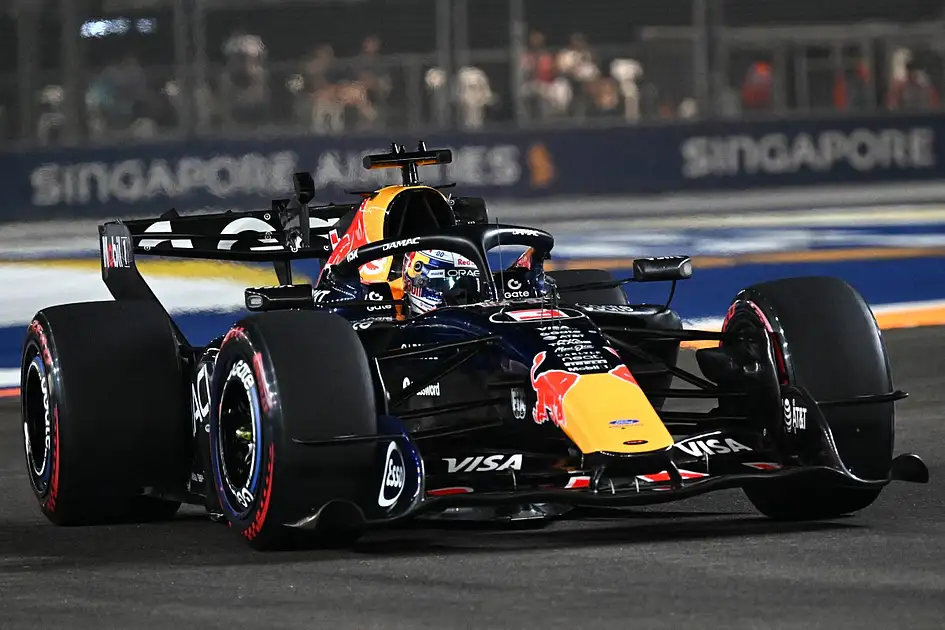 Motor racing-Red Bull's Verstappen claims pole for Singapore Grand Prix