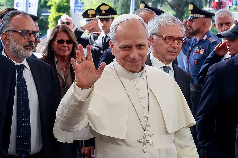 Papst Leo ins Krankenhaus eingeliefert, „sehr entspannt“ wegen ...