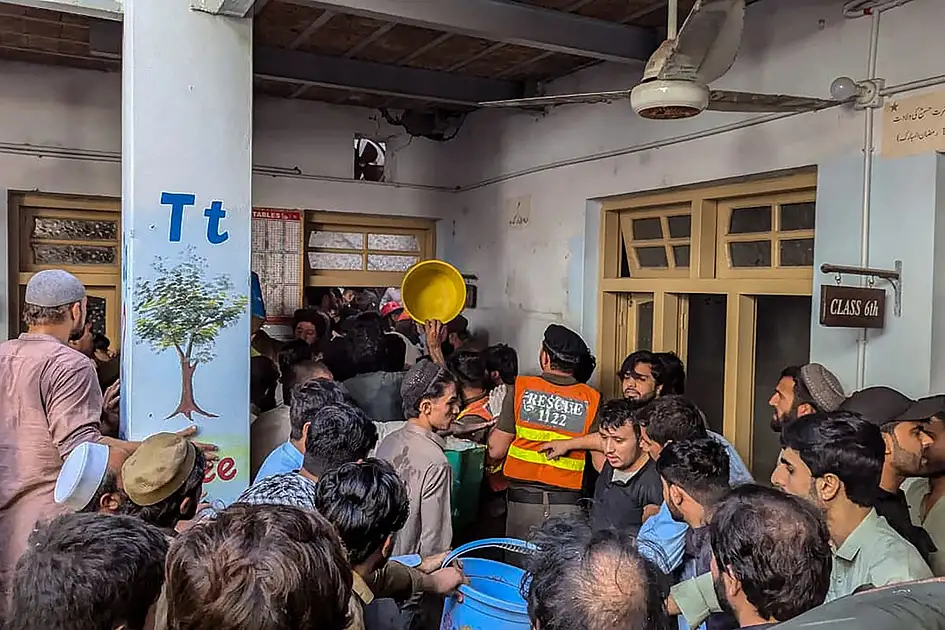 Siebzehn Schüler und ein Lehrer sterben bei Schuldacheinsturz in Pakistan