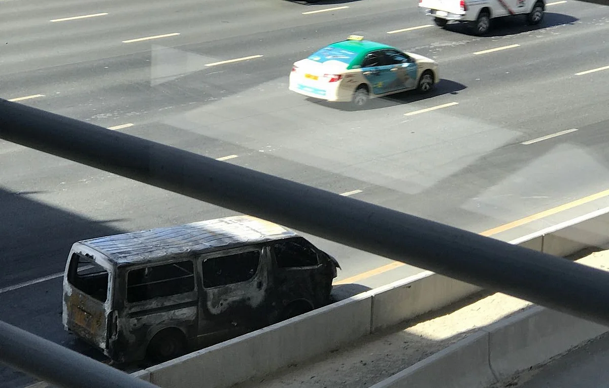 Fire guts car on Dubai’s Sheikh Zayed Road near Metro Station | Khaleej ...