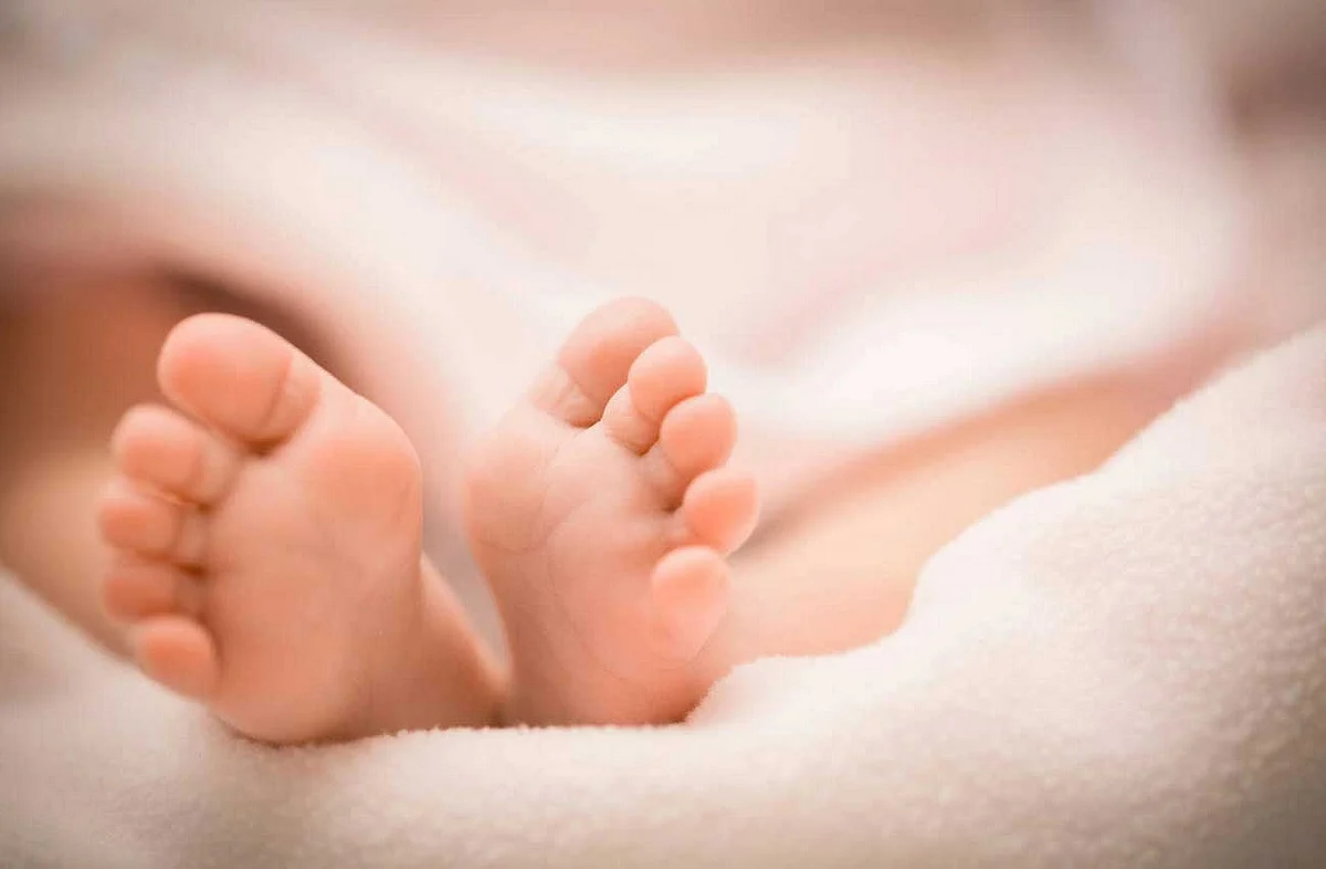 Woman gives birth to twins a month after delivering child