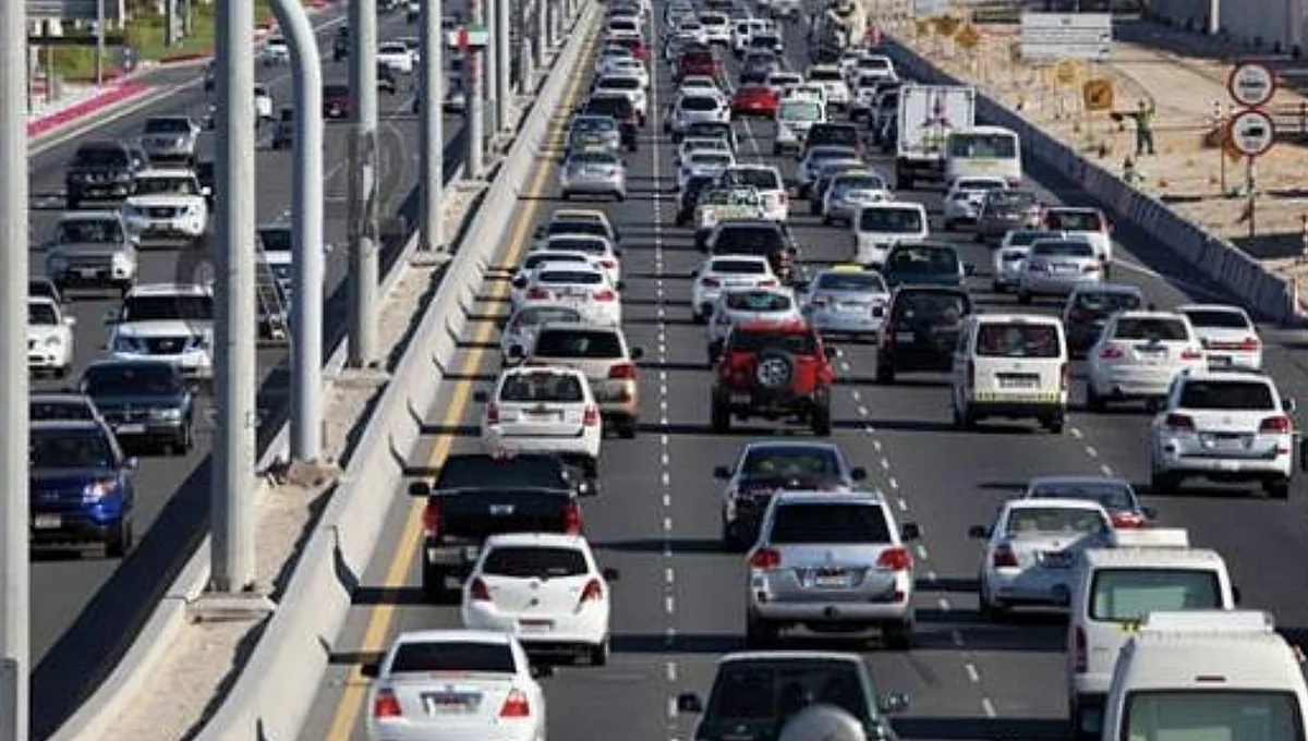 UAE traffic: Accident slows down motorists on Abu Dhabi road | Khaleej ...