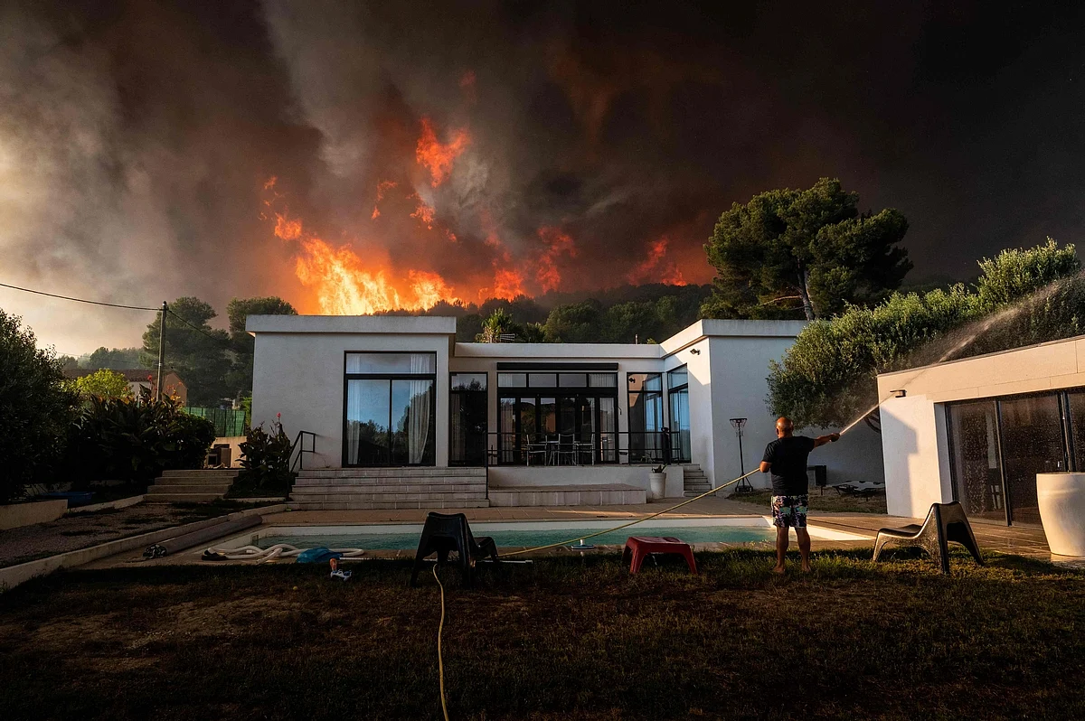 Thousands evacuated as forest fires rage in southern France | Khaleej Times