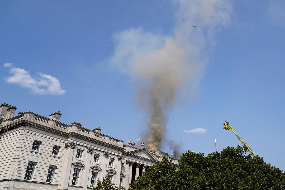 100 firefighters tackle blaze at historic London art centre | Khaleej Times