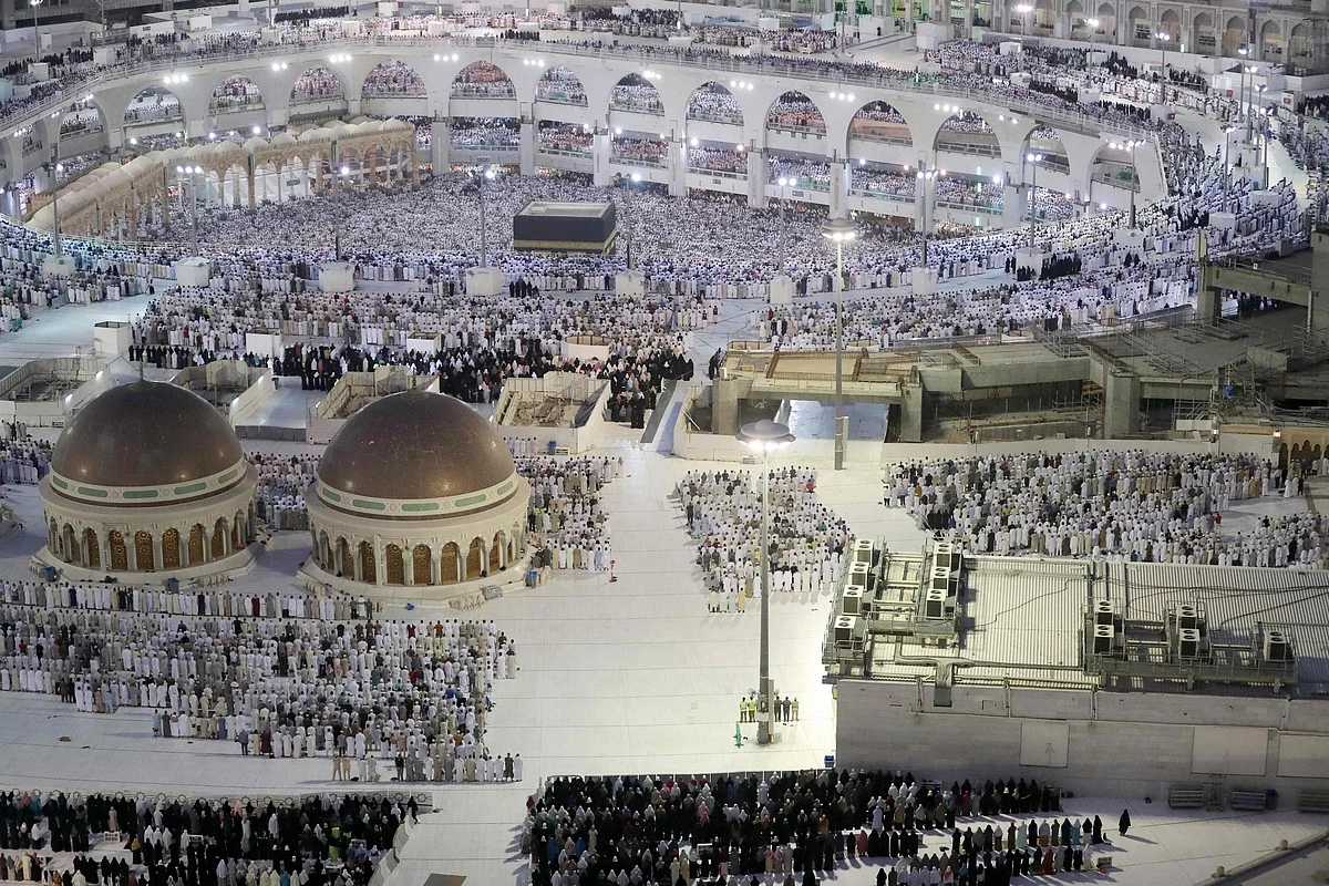 Muslims around world celebrate Eid as Haj enters final days