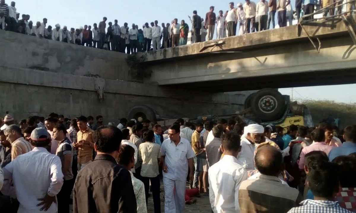 25 killed as wedding party truck overturns in India | Khaleej Times
