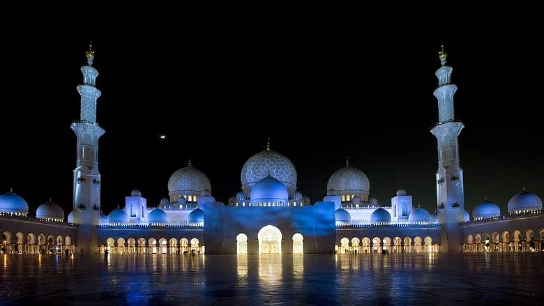 Faithful pray under open sky despite midnight rains at Sheikh Zayed Grand Mosque 