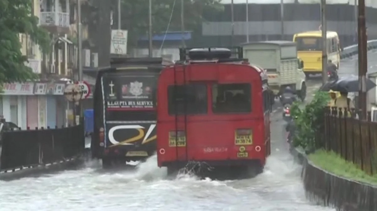 Heavy rain batters Mumbai disrupting rail, road traffic | Khaleej Times