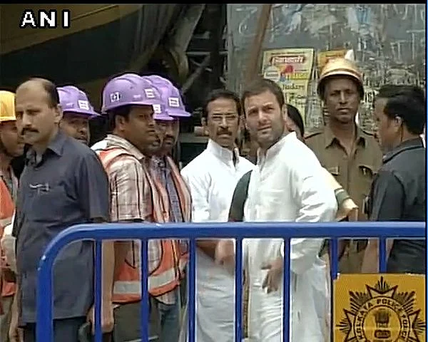 Rahul Gandhi visits Kolkata flyover crash site, meets victims | Khaleej ...