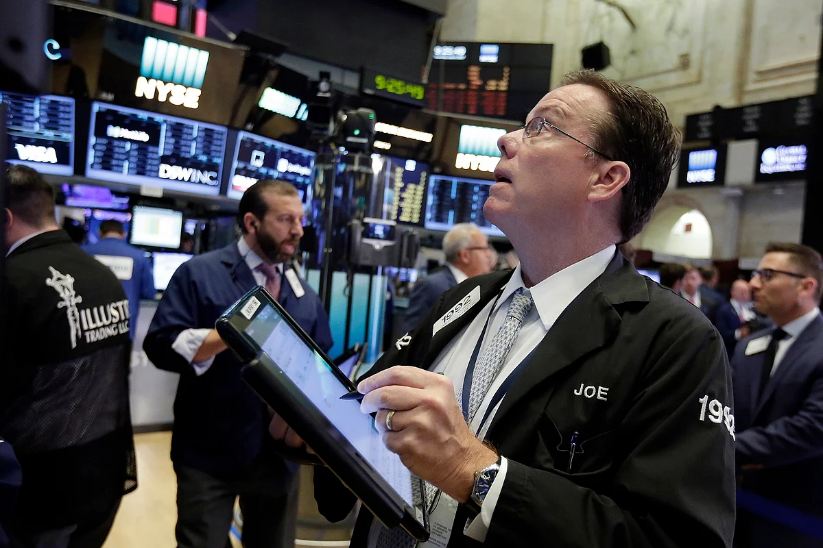 S&P 500, Nasdaq hit record highs as Treasury yields stall, oil slips