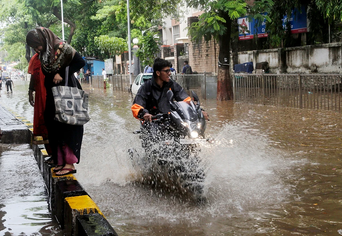 Video: Flights affected, trains delayed due to heavy rains in Mumbai ...