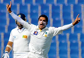 Junaid, Bhatti lift Pakistan | Khaleej Times