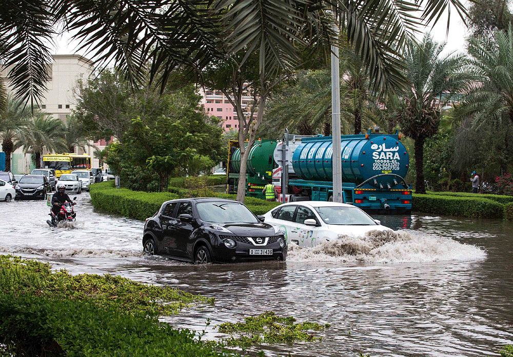 2,000 workers battle Dubai's water-clogged streets, roads | Khaleej Times