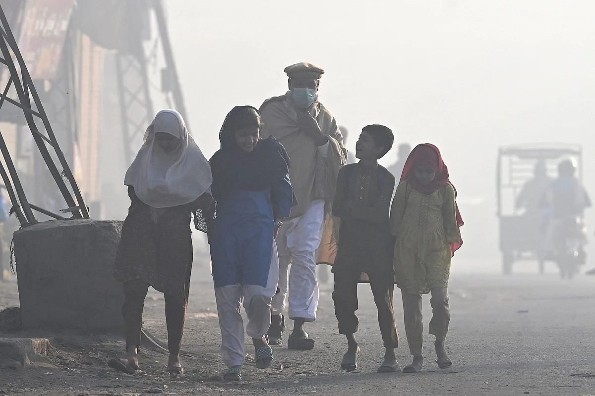 Pakistan: Smog drops from hazardous to unhealthy in Lahore | Khaleej Times