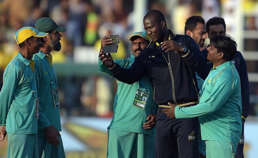 Fans pack Gaddafi Stadium for PSL final clash | Khaleej Times