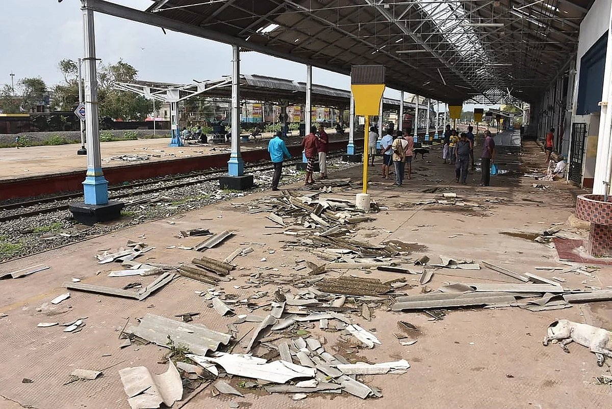 Cyclone Gaja kills 13, leaves trail of destruction in Tamil Nadu ...