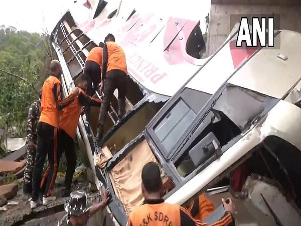 India: 8 dead, 30 injured as bus falls into deep gorge | Khaleej Times