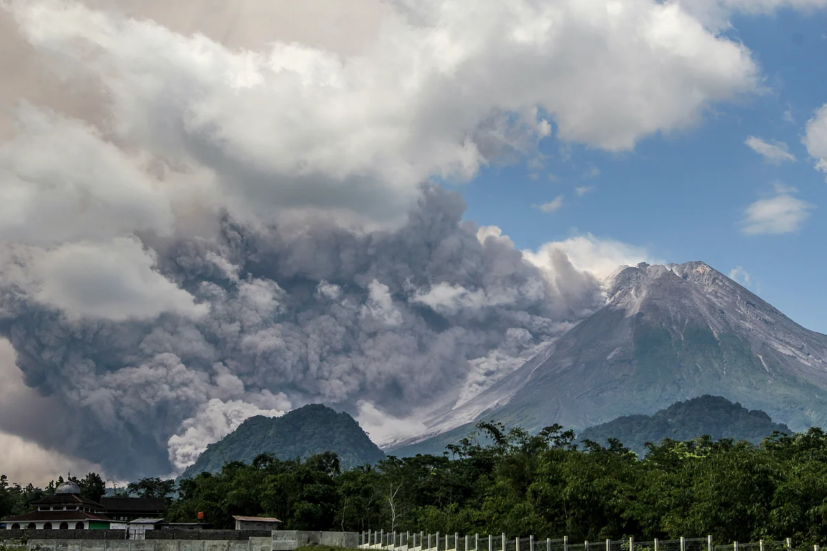 Volcano in Indonesia: Mount Merapi spews clouds of ash, lava in new ...