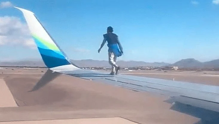 Video Man arrested for climbing plane wing before takeoff