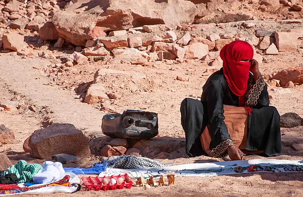 Can Heavy Clothing Help You Survive in the Desert? Expert Insights