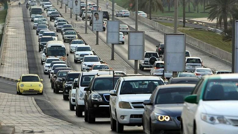 Car catches fire in Dubai's Al Quoz Industrial Area; dense smoke seen, traffic snarls