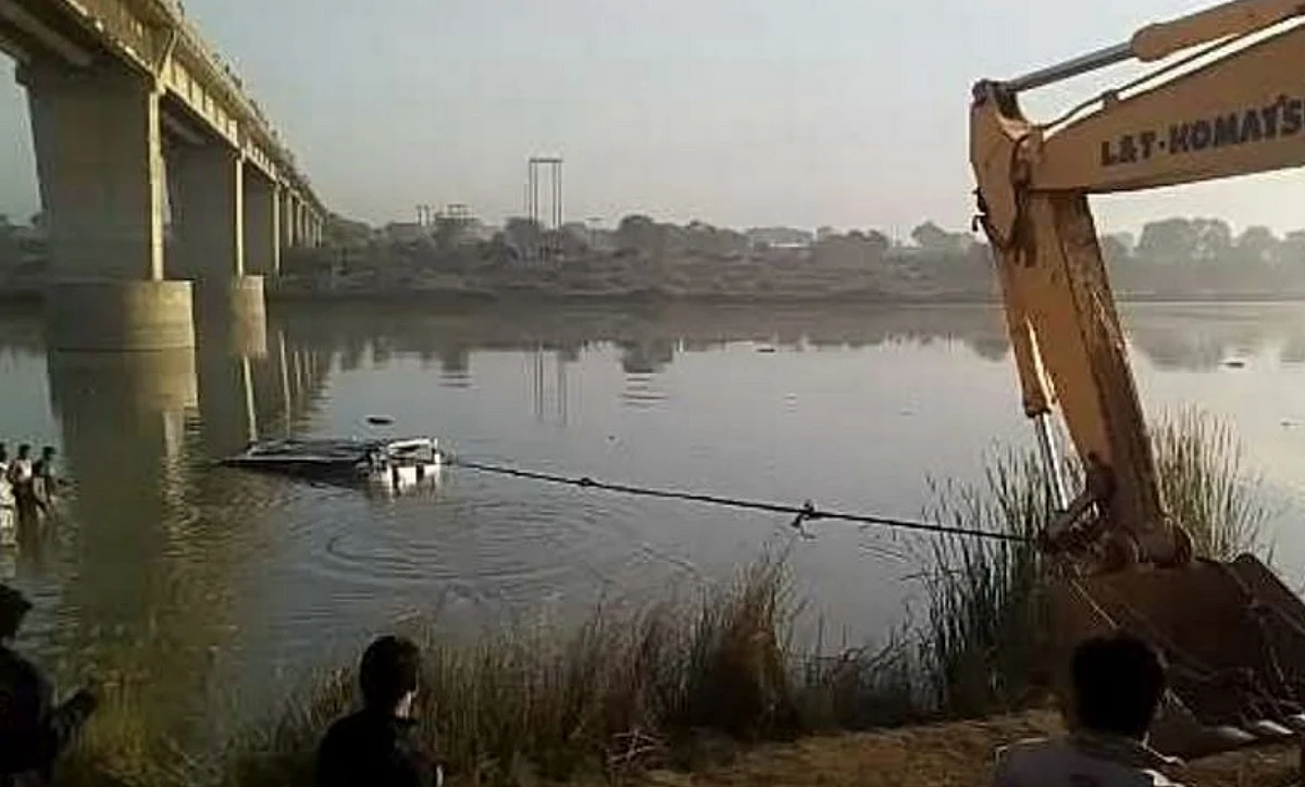 30 feared dead as bus falls off bridge into river in India | Khaleej Times