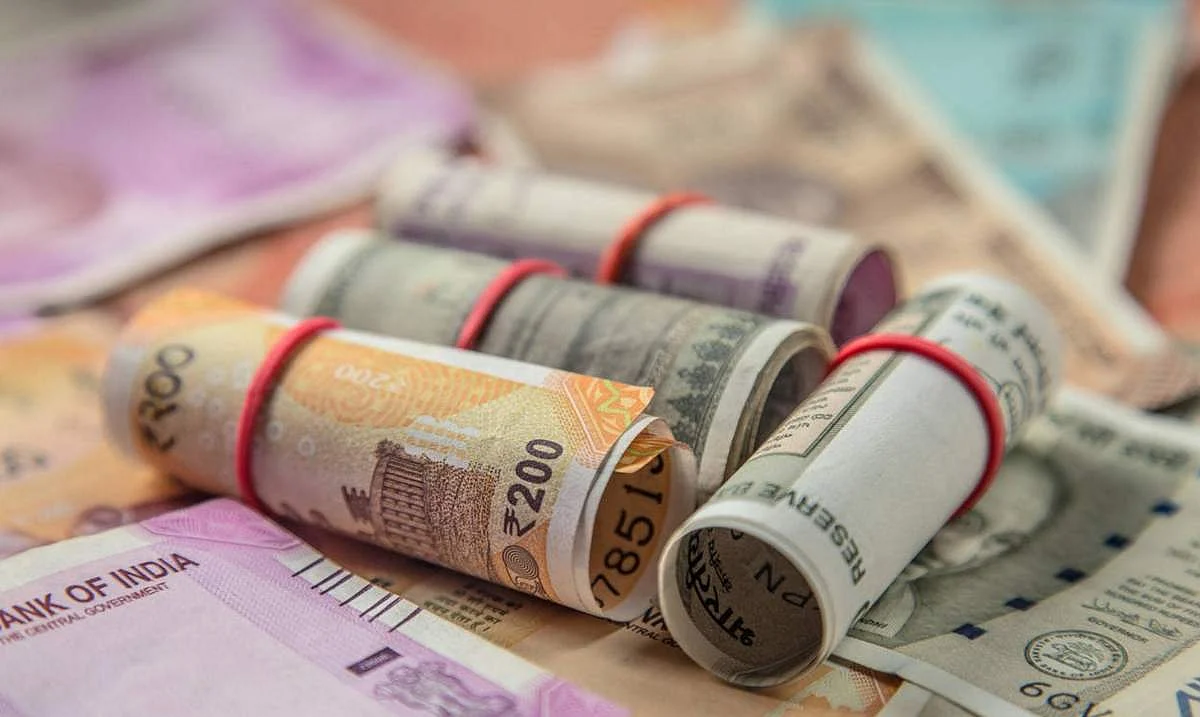 rupee-falls-against-dollar-touches-18-97-versus-dirham